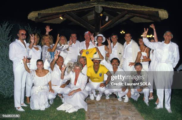 Eddie Barclay fête son 2e anniversaire de mariage le 20 juin 1986 à Saint-Tropez, France.