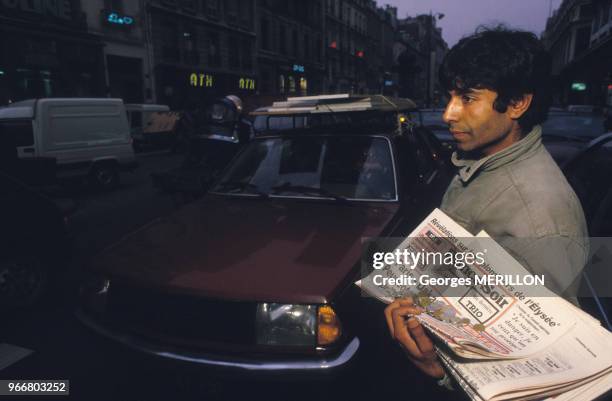 Un vendeur de journaux à a criée le 18 janvier 1988 à Paris, France.