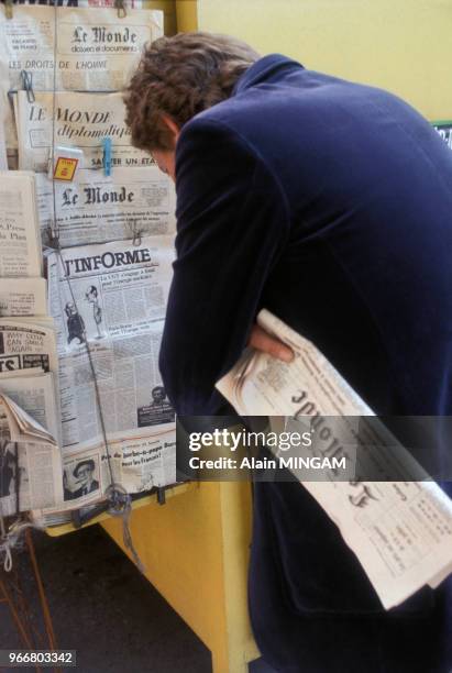 Le quotidien 'J'informe' en kiosque le 30 août 1977 à Paris, France.