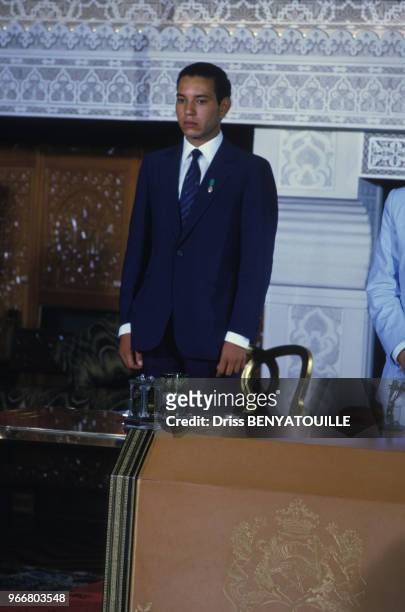 Mohammed VI lors de la déclaration télévisée du roi Hassan II après sa rencontre à Ifrane avec Shimon Peres le 23 juillet 1986, Maroc.