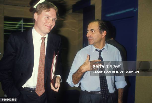 Portrait d'Alain Devaquet, ministre délégué de l'Enseignement supérieur, avec le journaliste Jean-Pierre Elkabbach lors d'une émission de radio le 25...