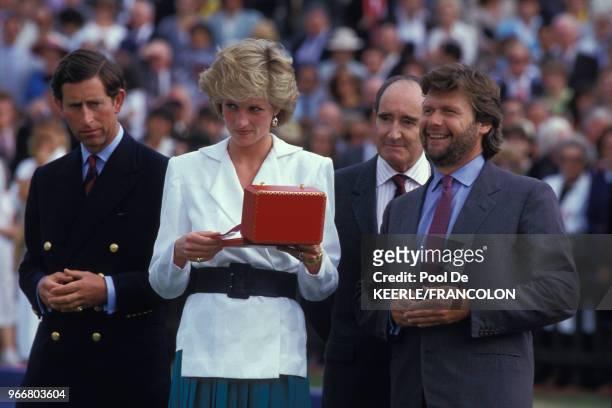 Le Prince Charles et Diana lors du trophée de Polo Cartier le 27 juillet 1986 à Windsor, Royaume-Uni.