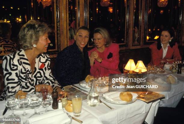Michèle Alliot-Marie et l'actrice Silvia Monfort lors d'un dîner le 16 avril 1987 à Paris, France.