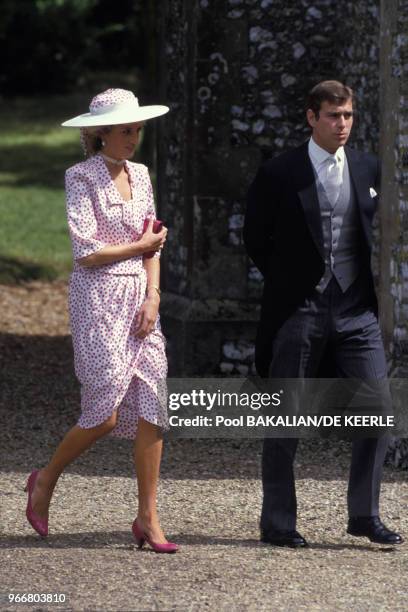 Lady Diana et Andrew duc d'York lors du mariage de Carolyn Herbert et John Warren le 21 juillet 1985, Royaume-Uni.