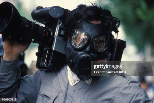Caméraman portant masque à gaz lors de la manifestation commémorant le 6e anniversaire du soulèvement de Gwangju le 18 mai 1986 en Corée du Sud.