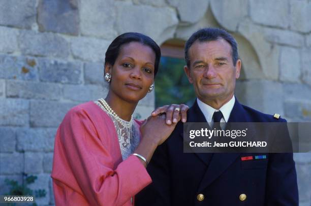 Portrait d'Eric Tabarly et son épouse Jacqueline lors de son départ de la marine nationale le 21 juillet 1985, France.