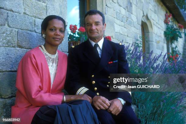 Portrait d'Eric Tabarly et son épouse Jacqueline lors de son départ de la marine nationale le 21 juillet 1985, France.