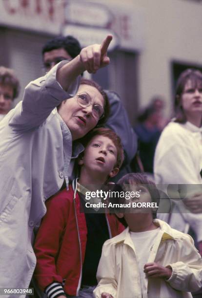 Foule regardant des apparitions inexpliquées du visage du Christ sur une maison le 15 septembre 2009 à Sierck, France.