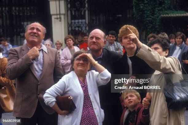 Foule regardant des apparitions inexpliquées du visage du Christ sur une maison le 15 septembre 2009 à Sierck, France.