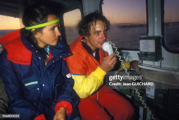 Frédéric Beauchêne et sa petite amie lors de son arrivée de la transatlantique à planche à voile le 23 juillet 1985, Royaume-Uni.