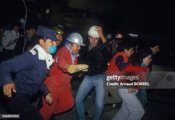 Equipe de secours lors d'un tremblement de terre le 21 septembre 1985 à Mexico, Mexique.