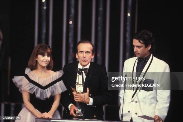 Le réalisateur Claude Santelli entouré de Chantal Goya et Jean-Michel Jarre lors de la cérémonie de remise des 7 d'Or de l'audiovisuel le 26 octobre...