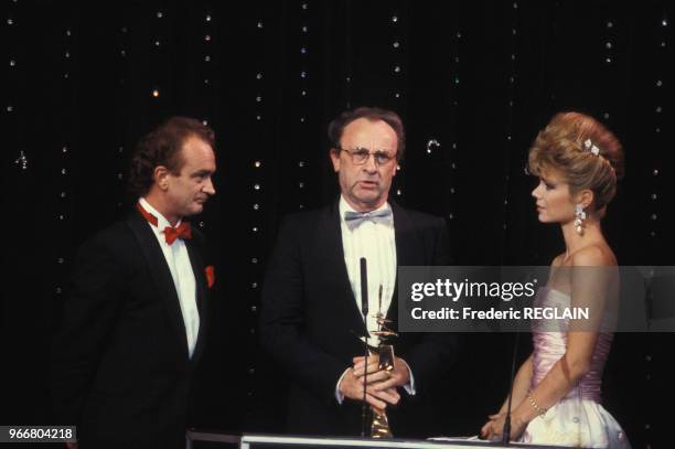Armand Jammot entouré d'Alain Gillot-Pétré et Karen Cheryl lors de la cérémonie de remise des 7 d'Or de l'audiovisuel le 26 octobre 1985 à Paris,...