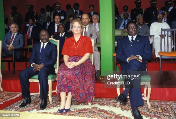 Le président gabonais Omar Bongo, Maureen Reagan et le président togolais Gnassingbé Eyadema lors de la cérémonie commémorant le 20e anniversaire de...