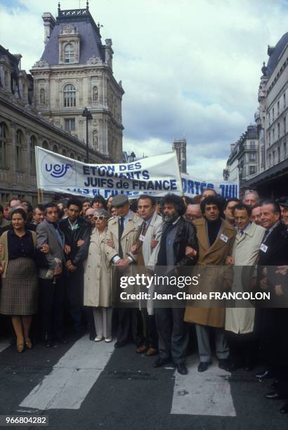 Manifestation rue de Rivoli après un attentat anti-sémite avec entre autres Simone Signoret, Yves Montand, Simone Veil, Enrico Macias le 31 mars 1985...