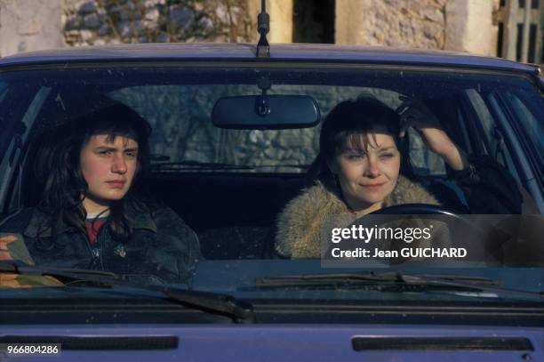 Sandrine Bonnaire et Macha Méril sur le tournage du film 'Sans toit ni loi' réalisé par Agnès Varda le 20 mars 1985, France.