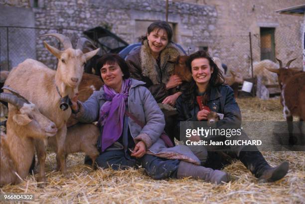 Agnès Varda, Macha Méril et Sandrine Bonnaire sur le tournage du film 'Sans toit ni loi' le 20 mars 1985, France.