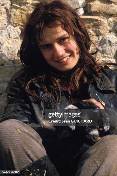 Sandrine Bonnaire sur le tournage du film 'Sans toit ni loi' réalisé par Agnès Varda le 20 mars 1985, France.