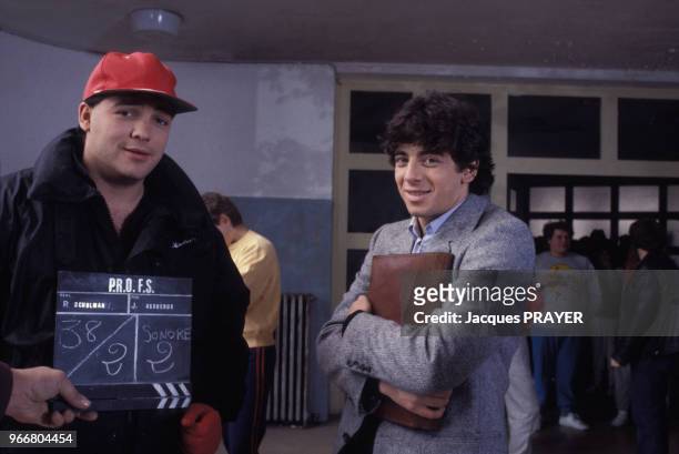 Laurent Gamelon et Patrick Bruel sur le tournage du film 'Profs' réalisé par Patrick Schulmann le 25 mars 1985, France.