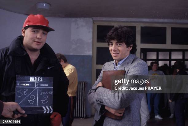 Laurent Gamelon et Patrick Bruel sur le tournage du film 'Profs' réalisé par Patrick Schulmann le 25 mars 1985, France.