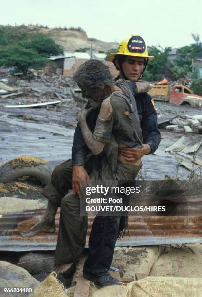 Evacuation de blessés après l'éruption du volcan Nevado del Ruiz le 14 novembre 1985 à Armero, Colombie.