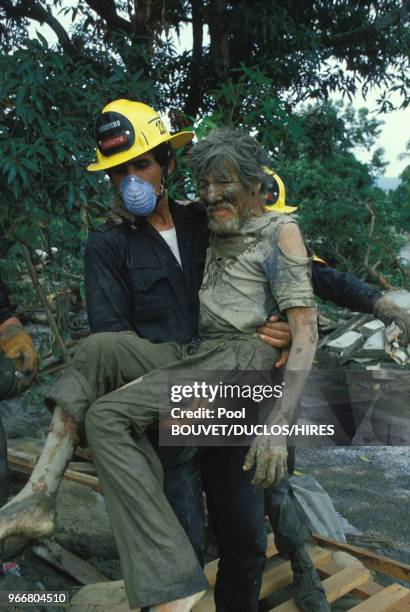 Evacuation de blessés après l'éruption du volcan Nevado del Ruiz le 14 novembre 1985 à Armero, Colombie.