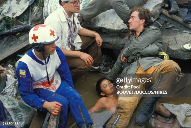 Sauvetage d'Omeyra, une fillette prisonnière de décombres après l'éruption du volcan Nevado del Ruiz à Armero le 15 novembre 1985 à Armero, Colombie.
