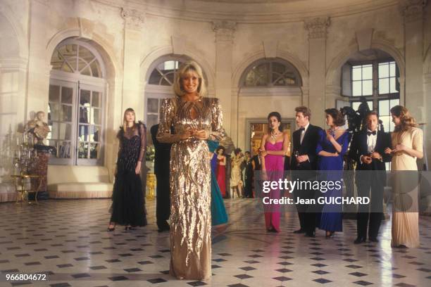 Actrice Linda Evans tourne un film publictaire au château de Vaux-le-Vicomte le 28 février 1986, France.