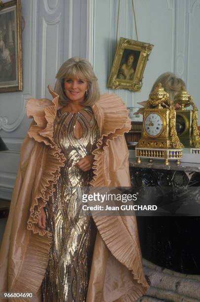Actrice Linda Evans tourne un film publictaire au château de Vaux-le-Vicomte le 28 février 1986, France.
