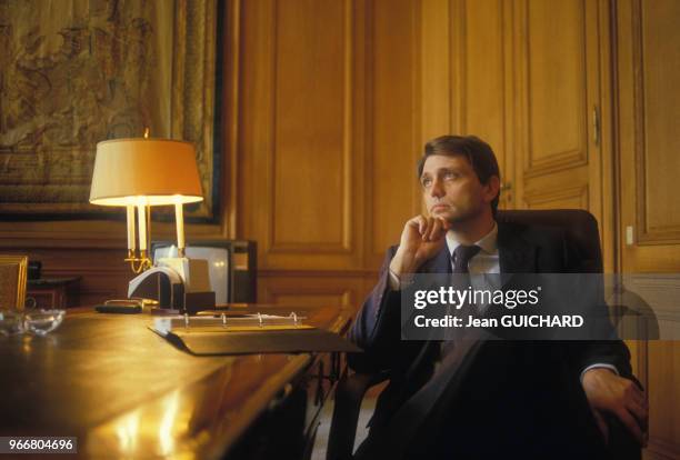 Alain Madelin, ministre de l'Industrie, à son bureau du ministère le 21 mars 1986 à Paris, France.