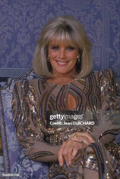 Actrice Linda Evans tourne un film publictaire au château de Vaux-le-Vicomte le 28 février 1986, France.