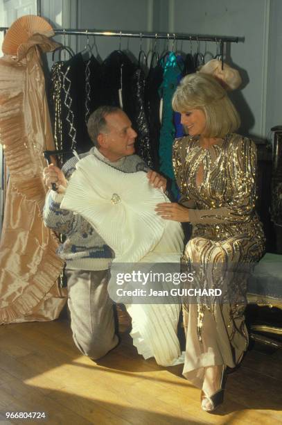 Actrice Linda Evans tourne un film publictaire au château de Vaux-le-Vicomte le 28 février 1986, France.