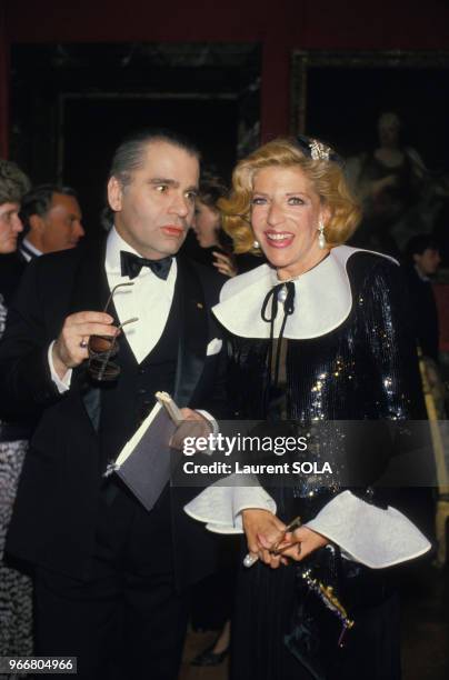 Karl Lagerfeld et la baronne Marie-Hélène de Rothschild lors de la soirée des Ballets de Monte-Carlo à Versailles le 22 mars 1986, France.