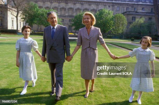 Le ministre des Affaires étrangères Jean-Bernard Raimond, son épouse Monique et leurs filles le 30 avril 1986 à Paris, France.