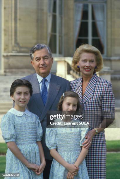 Le ministre des Affaires étrangères Jean-Bernard Raimond, son épouse Monique et leurs filles le 30 avril 1986 à Paris, France.