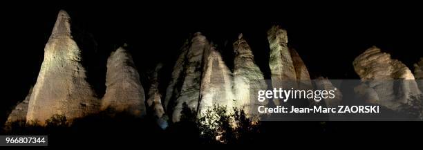 Vue nocturne du site classe des Penitents aux Mees en France le 31 octobre 2013. Il s agit d'une formation geologique tres particuliere. Ce nom...