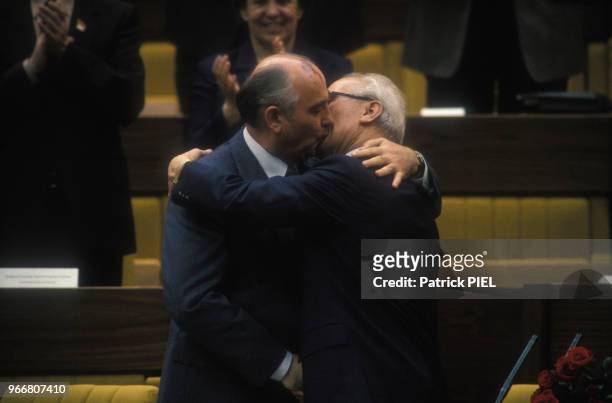 Baiser entre Mikhaïl Gorbatchev et Erich Honecker lors du 11e Congrès du Parti communiste le 21 avril 1986 à Berlin, Allemagne.