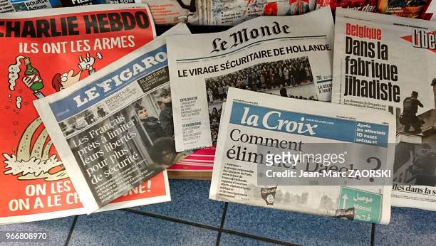Les unes des quotidiens « Le Monde », « La Croix », « Le Figaro », « Libération » et l'hebdomadaire satyrique « Charlie Hebdo », suite aux attentats...