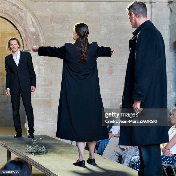 Les suppliantes, Eschyle, pièces de guerre', une adaptation pour le théâtre mise en scène par Olivier Py Les suppliantes, Eschyle, pièces de guerre', une adaptation pour le théâtre mise en scène par Olivier Py