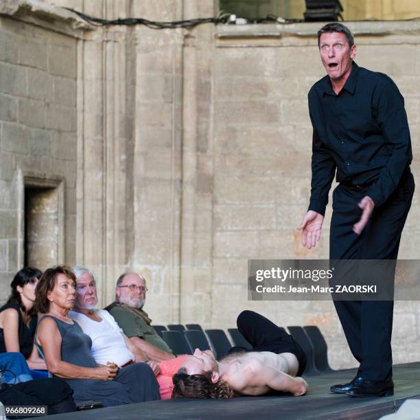 Philippe Girard et Frédéric Le Sacripan dans 'Prométhée enchaîné, Eschyle, pièces de guerre', une adaptation pour le théâtre mise en scène par...