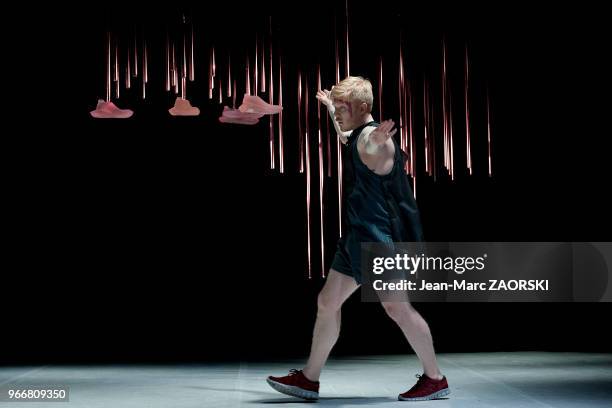 Le danseur suédois Markus Baldemar dans « dbbddbb », une pièce de danse chorégraphiée par le danseur et chorégraphe américain de danse contemporaine...