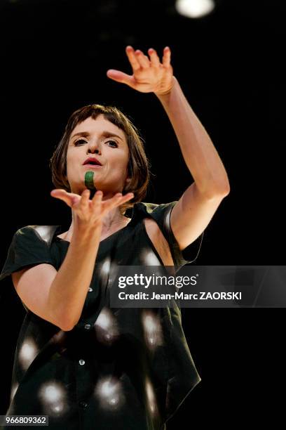 La danseuse belge Anneleen Keppens dans « dbbddbb », une pièce de danse chorégraphiée par le danseur et chorégraphe américain de danse contemporaine...