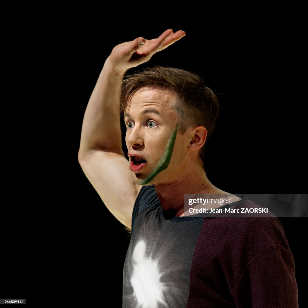 Le danseur et chorégraphe américain Daniel Linehan dans « dbbddbb ...