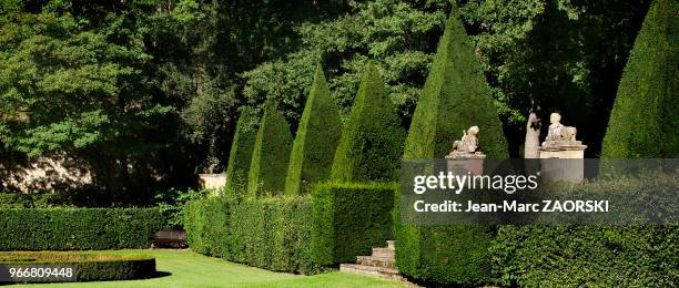 Les deux Sphynges se font face, portant le blason aux armes des Albertas, dans les jardins d'Albertas a Bouc Bel Air. De superbes jardins a...