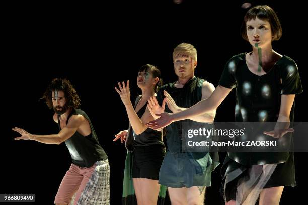 Liz Kinoshita, Anneleen Keppens, Victor Perez Armero, Markus Baldemar dans « dbbddbb », une pièce de danse chorégraphiée par le danseur et...