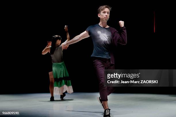 La danseuse americaine Liz Kinoshita dans « dbbddbb », une pièce de danse chorégraphiée par le danseur et chorégraphe américain de danse...