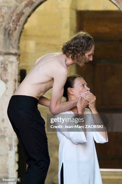 Mireille Herbstmeyer et Frédéric Le Sacripan dans 'Prométhée enchaîné, Eschyle, pièces de guerre', une adaptation pour le théâtre mise en scène par...