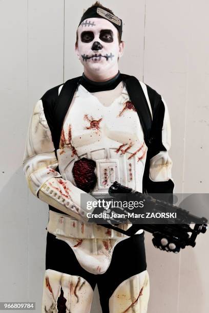 Un cosplayer déguisé en Stormtrooper, de Star Wars, portant un costume inspiré de Star Wars, lors de la Japan Expo Sud 7ème vague, au Parc Chanot à...