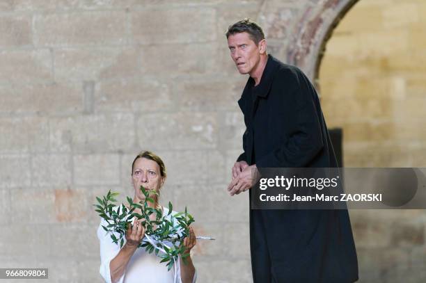 Mireille Herbstmeyer et Philippe Girard dans 'Prométhée enchaîné, Eschyle, pièces de guerre', une adaptation pour le théâtre mise en scène par...