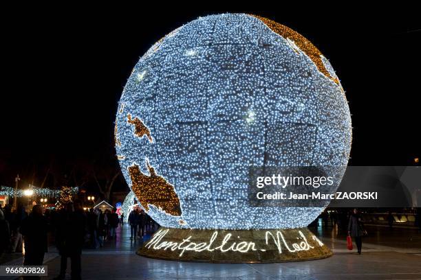 Globe terrestre illuminé pour les fêtes de Noël, place de la Comédie à Montpellier en France le 16 décembre 2015.